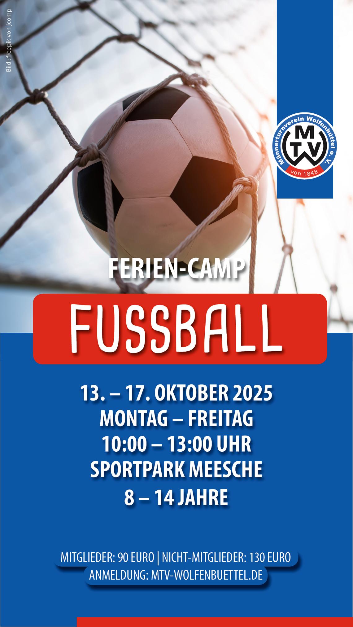Information zum Fußball-Camp. Ein Fußball verfängt sich im Tornetz.